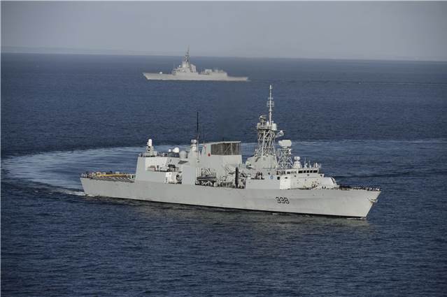 Coastal waters of Scotland. 7 October 2015 – Her Majesty’s Canadian Ship Winnipeg conducts high-speed manoeuvers while protecting mine countermeasure units from simulated airborne attacks during Exercise JOINT WARRIOR 152 as part of Operation REASSURANCE. (Photo by: Cpl Stuart MacNeil, HMCS Winnipeg)