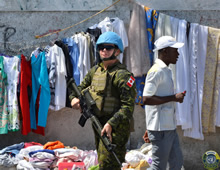 Cité Soleil, Port-au-Prince, Haïti. le  5 avril 2017 – Le colonel Mark Gasparotto, chef d’état-major de la composante militaire de la Mission des Nations Unies pour la stabilisation en Haïti, et le major Stéphanie Moisan-Vallée, officier d’état major militaire canadien au quartier général de la Force, ont accompagné des militaires du bataillon brésilien de la MINUSTAH, ainsi que des membres de la police de l’ONU et de la police nationale haïtienne lors d’une patrouille. Des patrouilles régulières comme celles-ci ont, au fil des années, contribué à la paix dans des quartiers autrefois violents. (Photos du bataillon brésilien) 