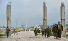Port-au-Prince (Haïti). 13 septembre 2013 – Des soldats des Nations Unies issus du 2e Bataillon, Royal 22e Régiment et de l’armée brésilienne marchent dans le cadre d’une patrouille de sécurisation à pied menée à Port-au-Prince (Haïti) pendant l’opération Hamlet. (Photo : MCpl Marc-Andre Gaudreault, Caméra de combat des Forces canadiennes)