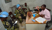 Port-au-Prince (Haïti). 16 septembre 2013 – Le sergent David Lapalme (à droite) et le caporal Marc-Daniel Benoit (à gauche), tous deux issus du 2e Bataillon, Royal 22e Régiment, discutent d’un projet de coopération civilo-militaire avec des chefs d'un établissement scolaire, le 16 septembre 2013, à Port-au-Prince (Haïti), dans le cadre de l’opération Hamlet. Photo : Cplc Marc-Andre Gaudreault, Caméra de combat des Forces canadiennes